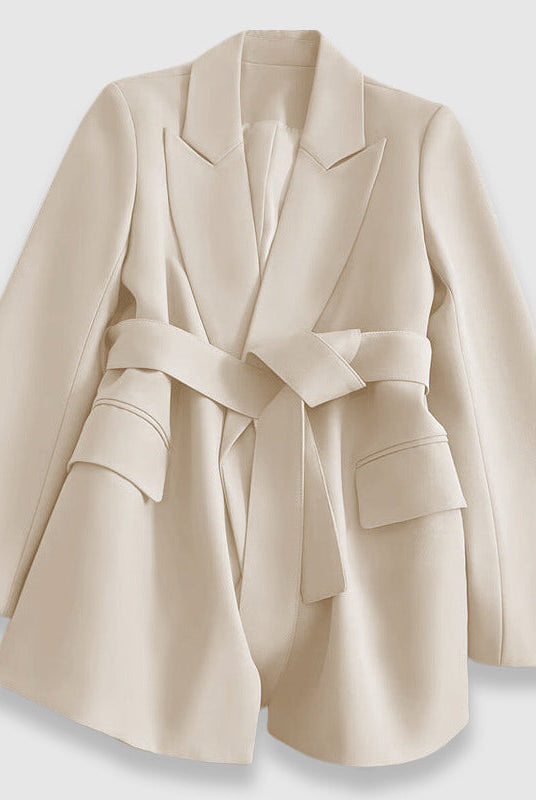 Lumina Wear Valentina chic tailored blazer featuring an elegant lapel and belt, displayed on a mannequin.