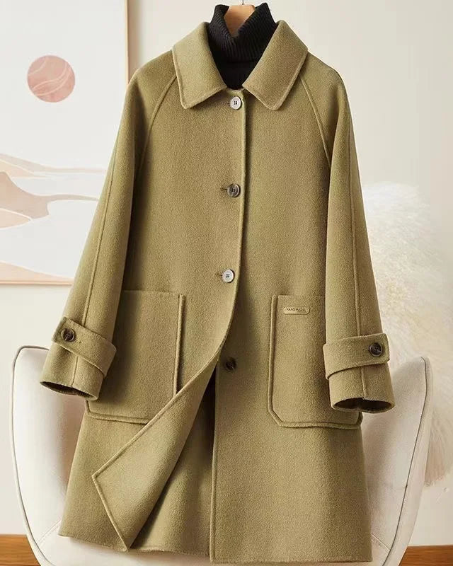 Victoria Lumina warm winter coat with front pockets, featuring a classic design and cozy insulation for cold weather.