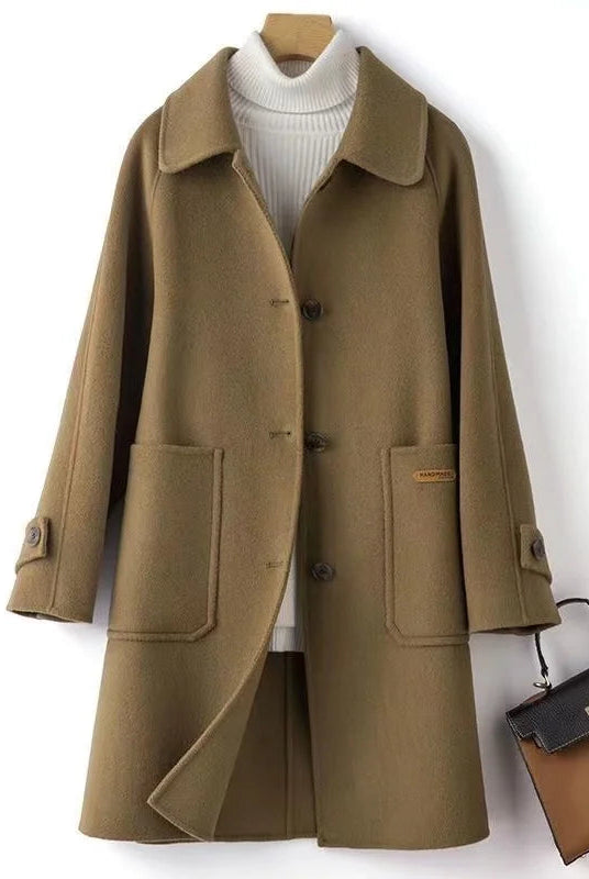 Victoria Lumina warm winter coat with front pockets, featuring a classic design and cozy insulation for cold weather.