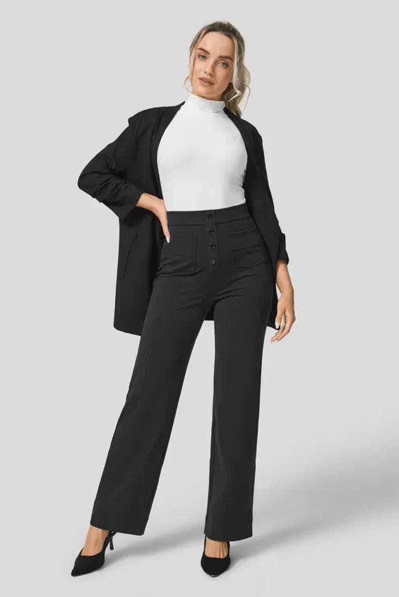 Elsa Lumina Wear high-waist black trousers with pockets, comfortable fit, casual style, shown on a model.