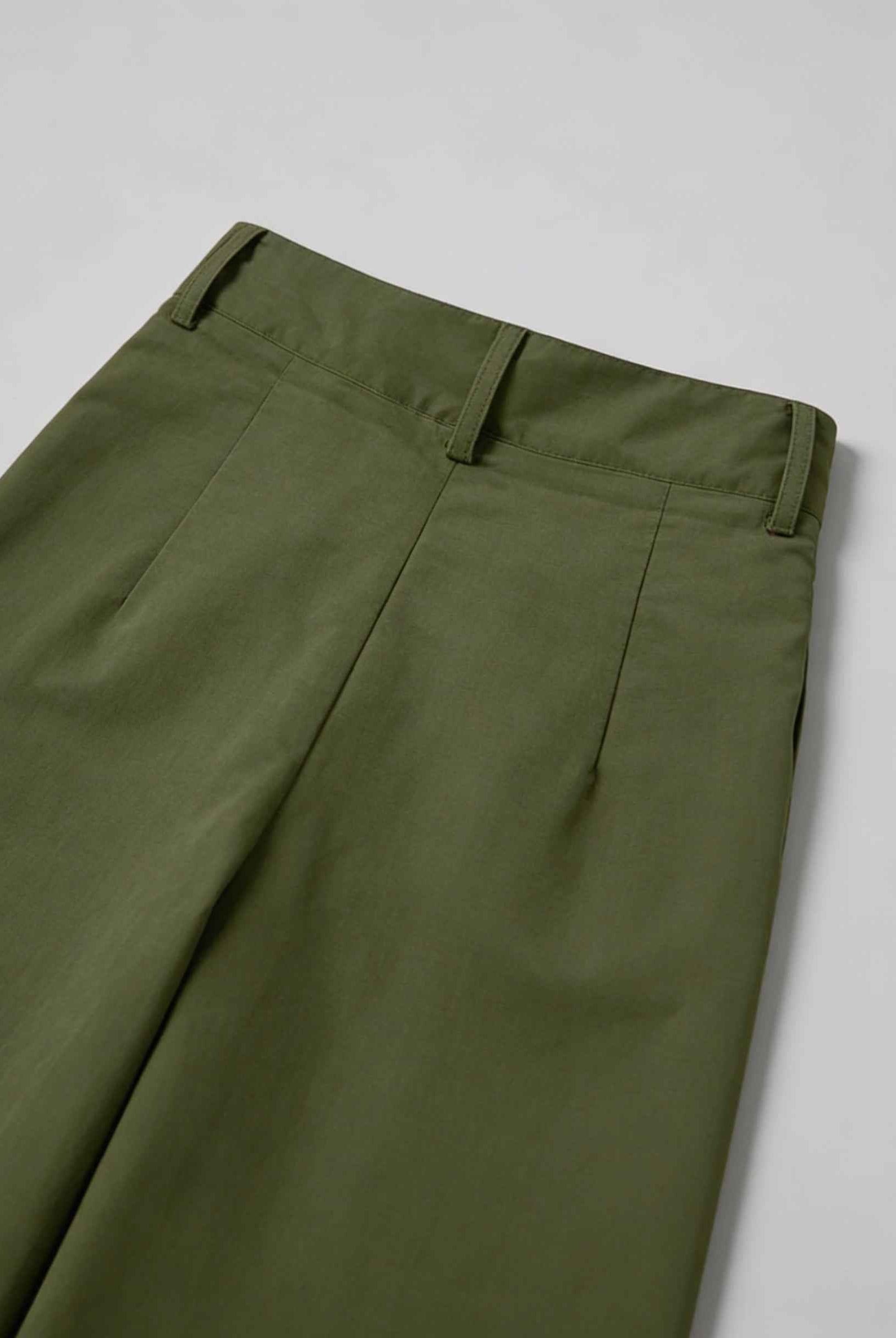 Isabella Lumina Wear green flowy palazzo pants with stretch fabric, wide-leg style, on a model.