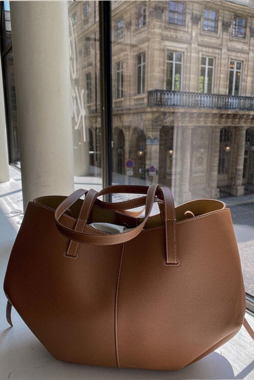 Brown oversized vintage handbag by Lumina Wear, featuring versatile straps and classic design for stylish everyday use.