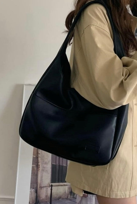 Black Lumina Maya shoulder bag made of chic vegan leather with a spacious design, perfect for stylish everyday use.