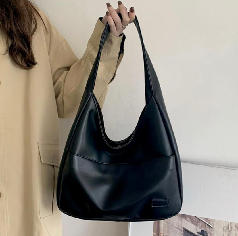 Black Maya Lumina Wear shoulder bag with spacious design and chic vegan leather, stylish and practical for everyday use.