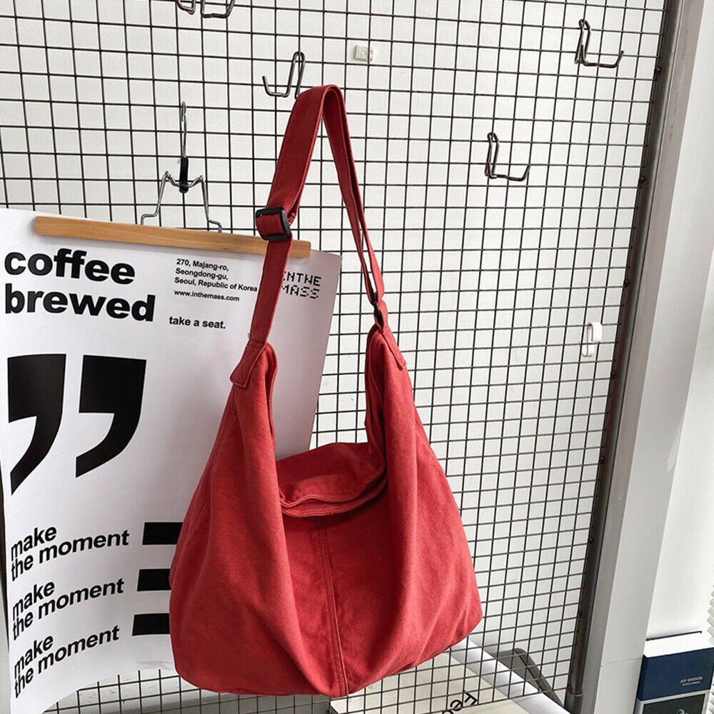 Lumina Wear Noa beige canvas shoulder bag with oversized minimalist design, featuring a spacious shape and casual style.