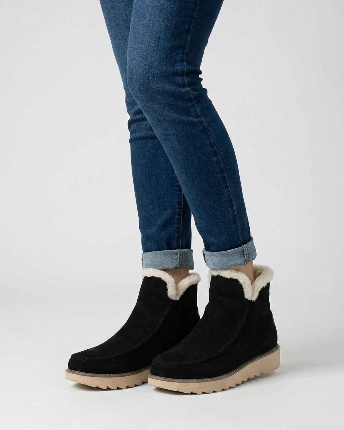 Lumina Wear Victoria black ankle boots with warm lining, stylish design, and ankle-height for cozy, fashionable footwear.