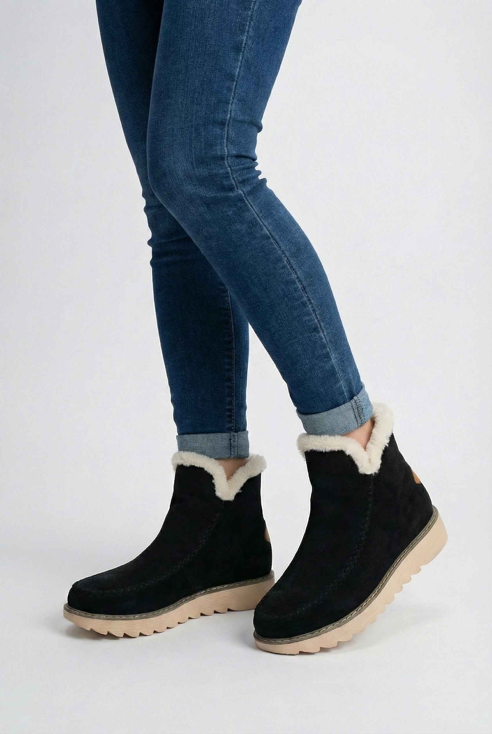 Black Victoria Lumina Wear ankle boots with warm lining, featuring a sleek design and sturdy heel, perfect for stylish winter wear.