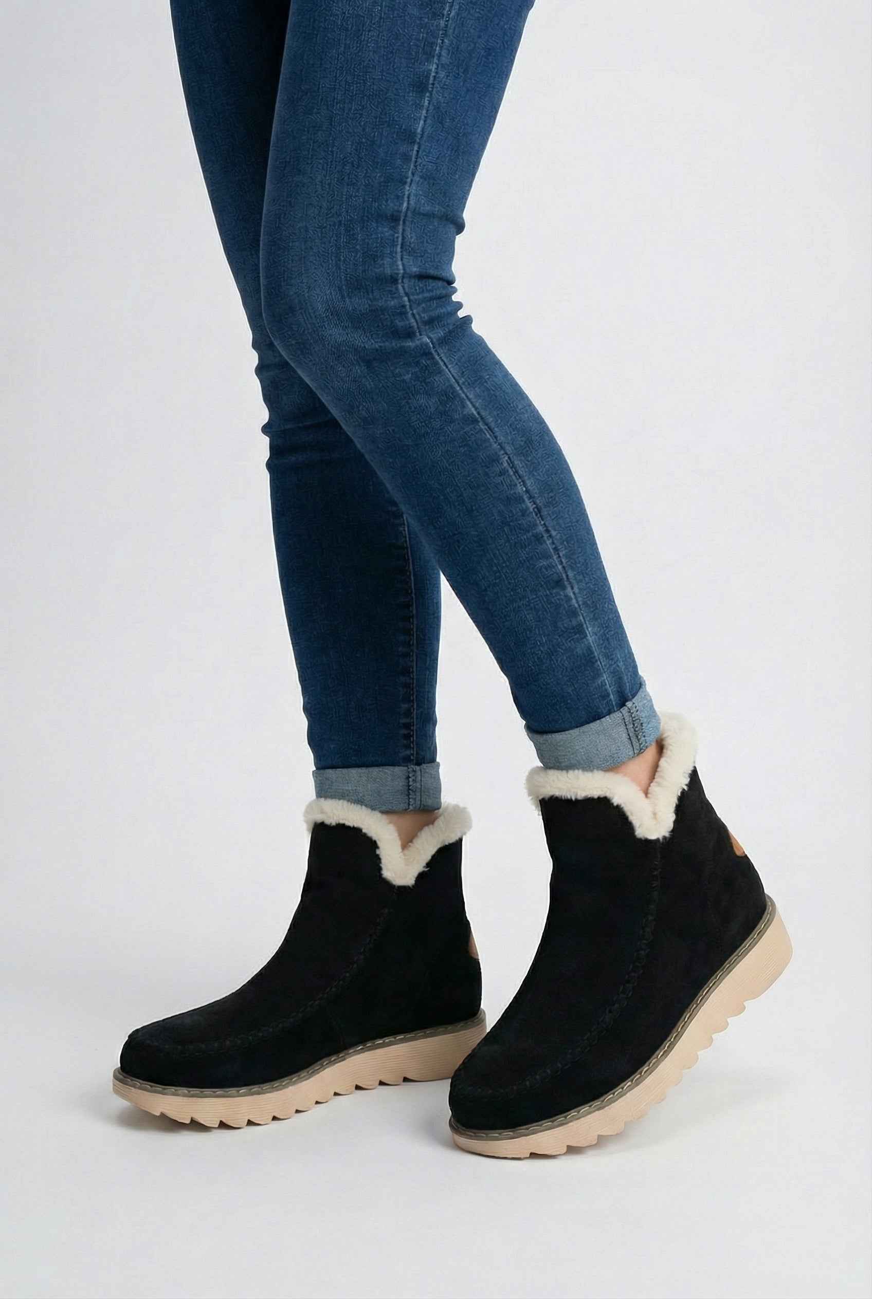 Black Victoria Lumina Wear ankle boots with warm lining, featuring a sleek design and sturdy heel, perfect for stylish winter wear.