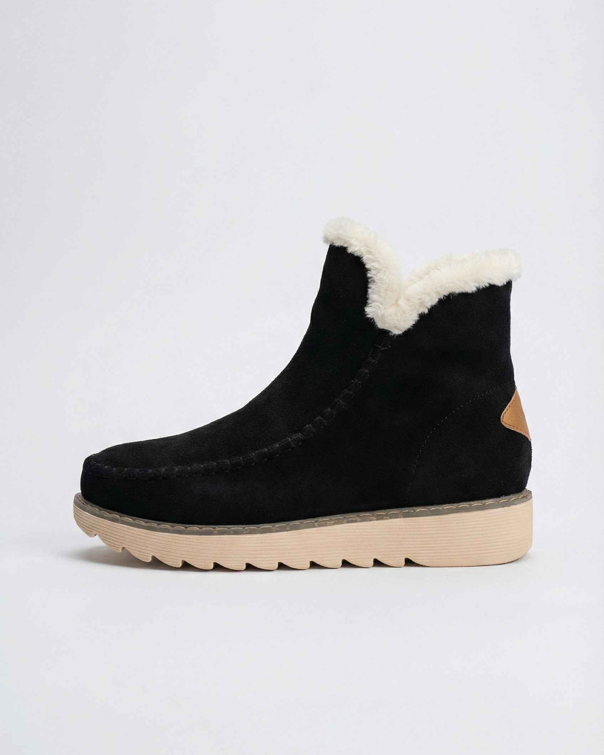 Lumina Wear Victoria black ankle boots with warm lining, stylish slip-on design and low heel, perfect for cold weather.