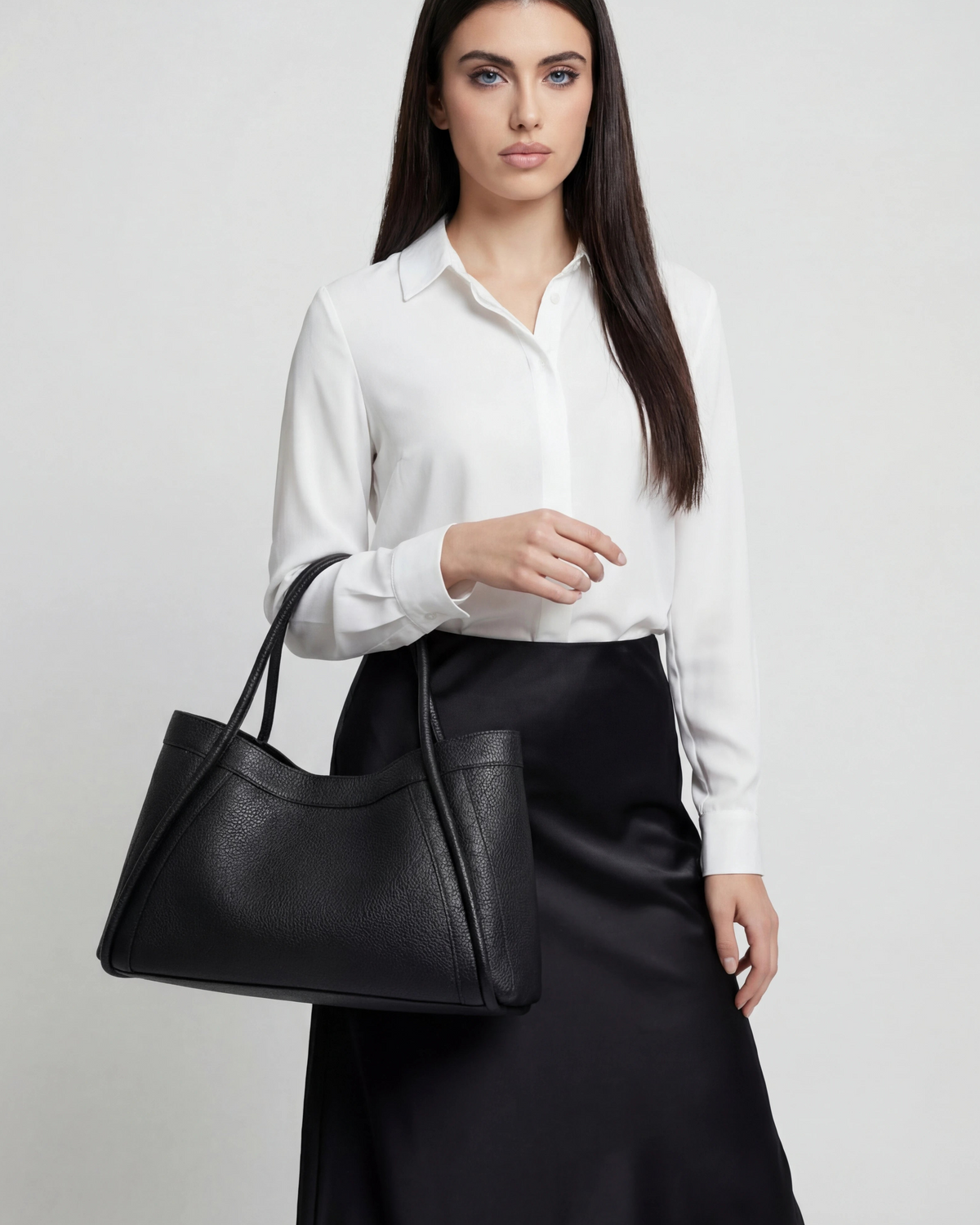 Lumina Wear Victoria black tote bag with spacious pockets, stylish handbag featuring a sleek design and ample storage space.