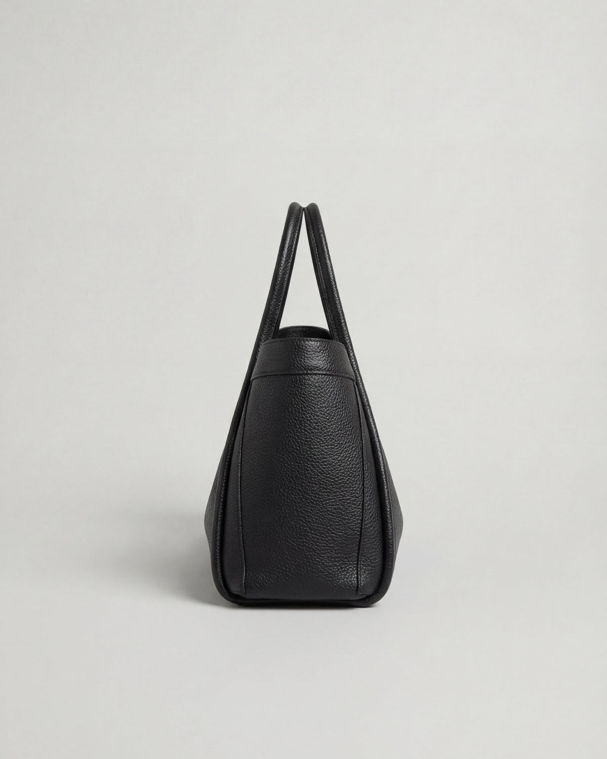 Lumina Wear Victoria black tote bag with spacious pockets and sleek design, perfect for everyday use.
