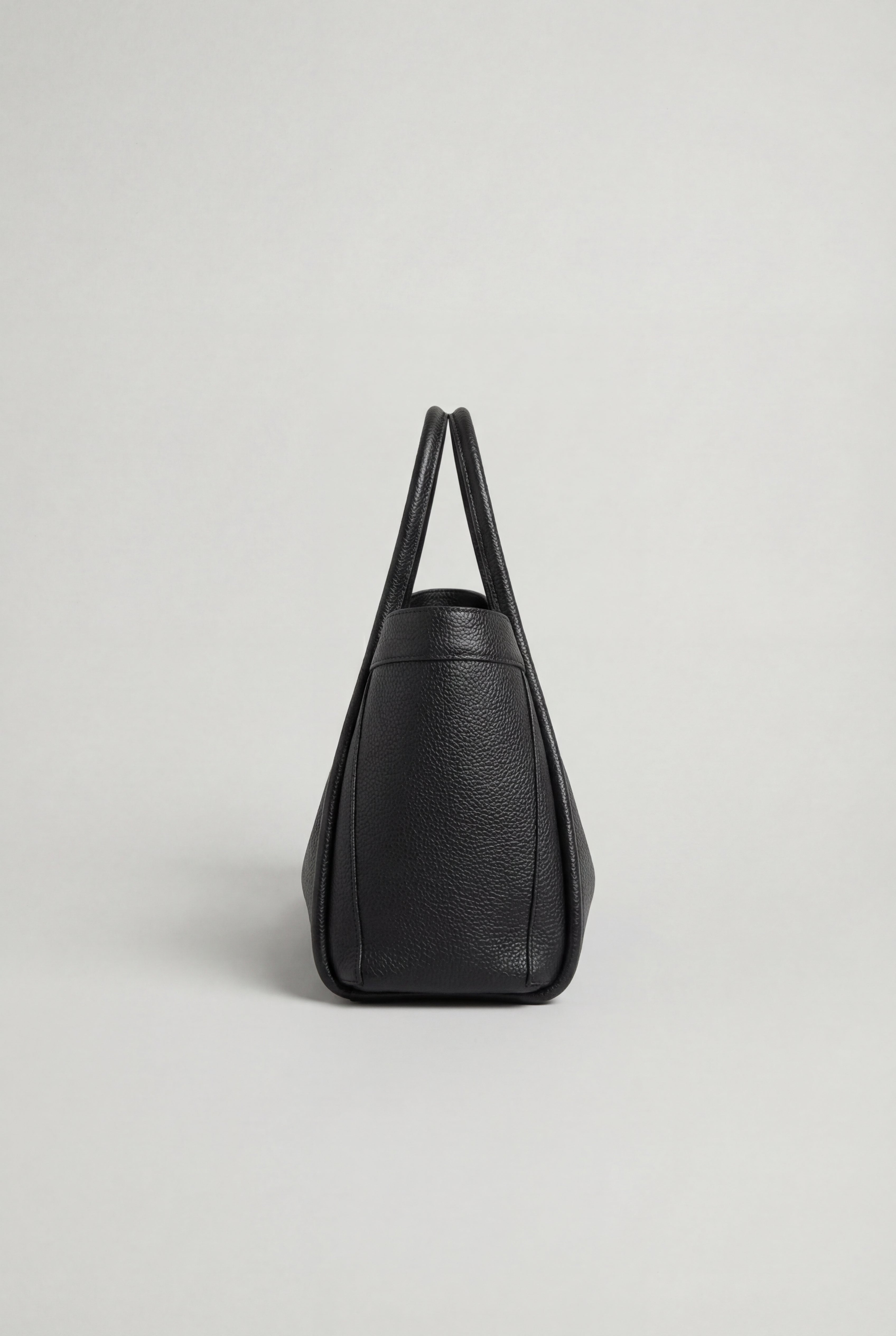 Lumina Wear Victoria black tote bag with spacious pockets, stylish handbag made from durable material.