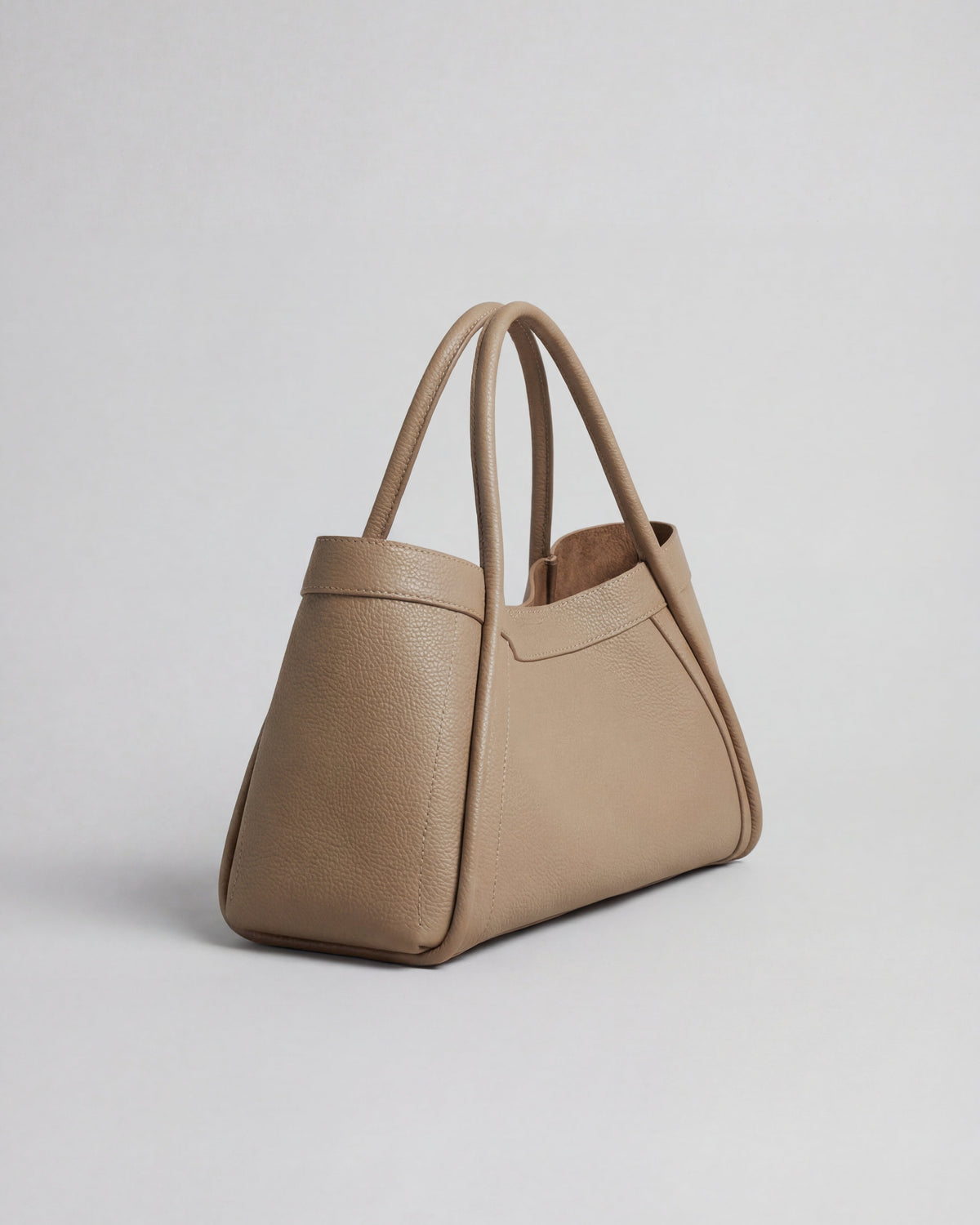 Lumina Wear Victoria black tote bag with spacious interior pockets, stylish handbag for everyday use.