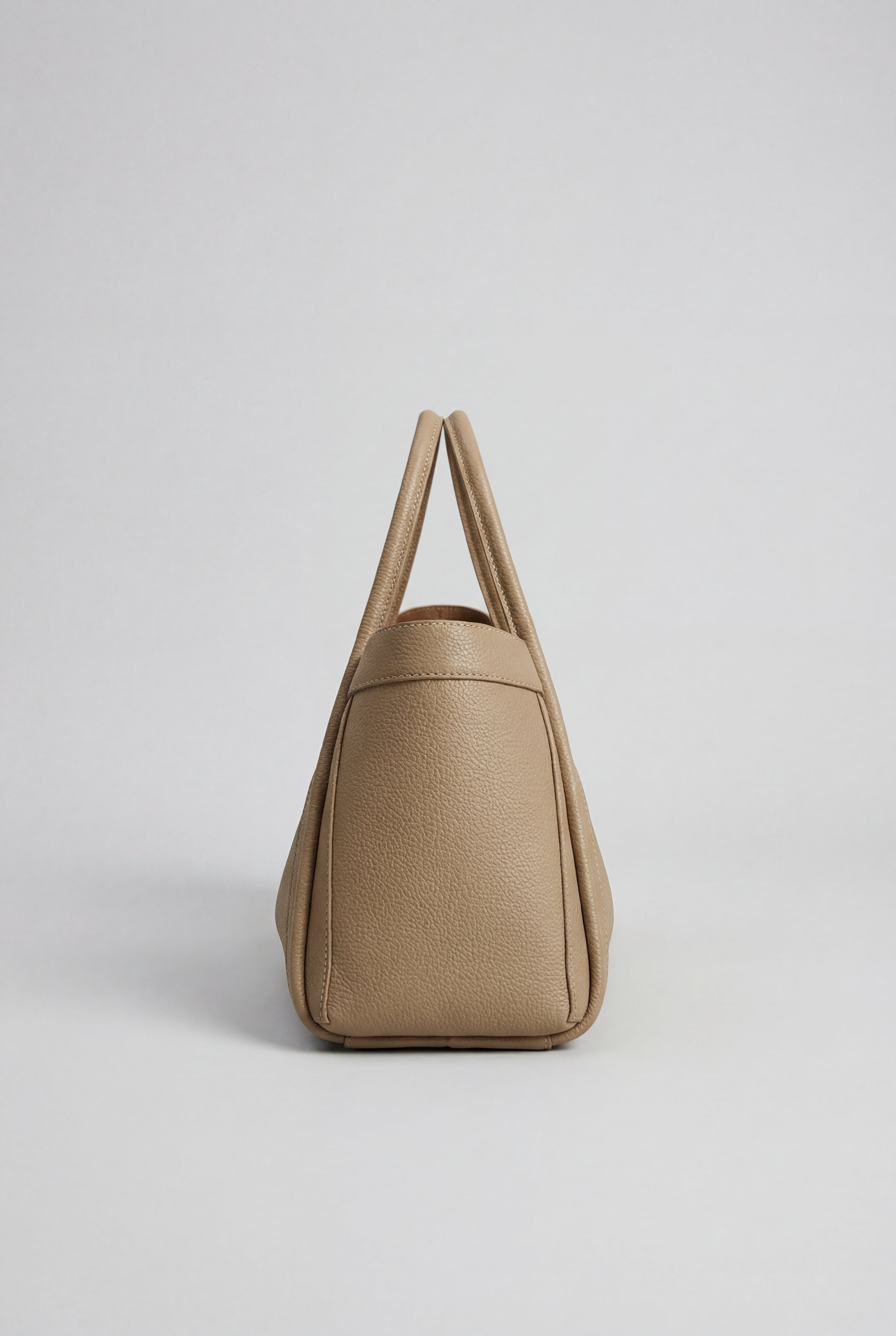 Lumina Wear Victoria black tote bag with spacious pockets, stylish handbag with ample storage for everyday use.