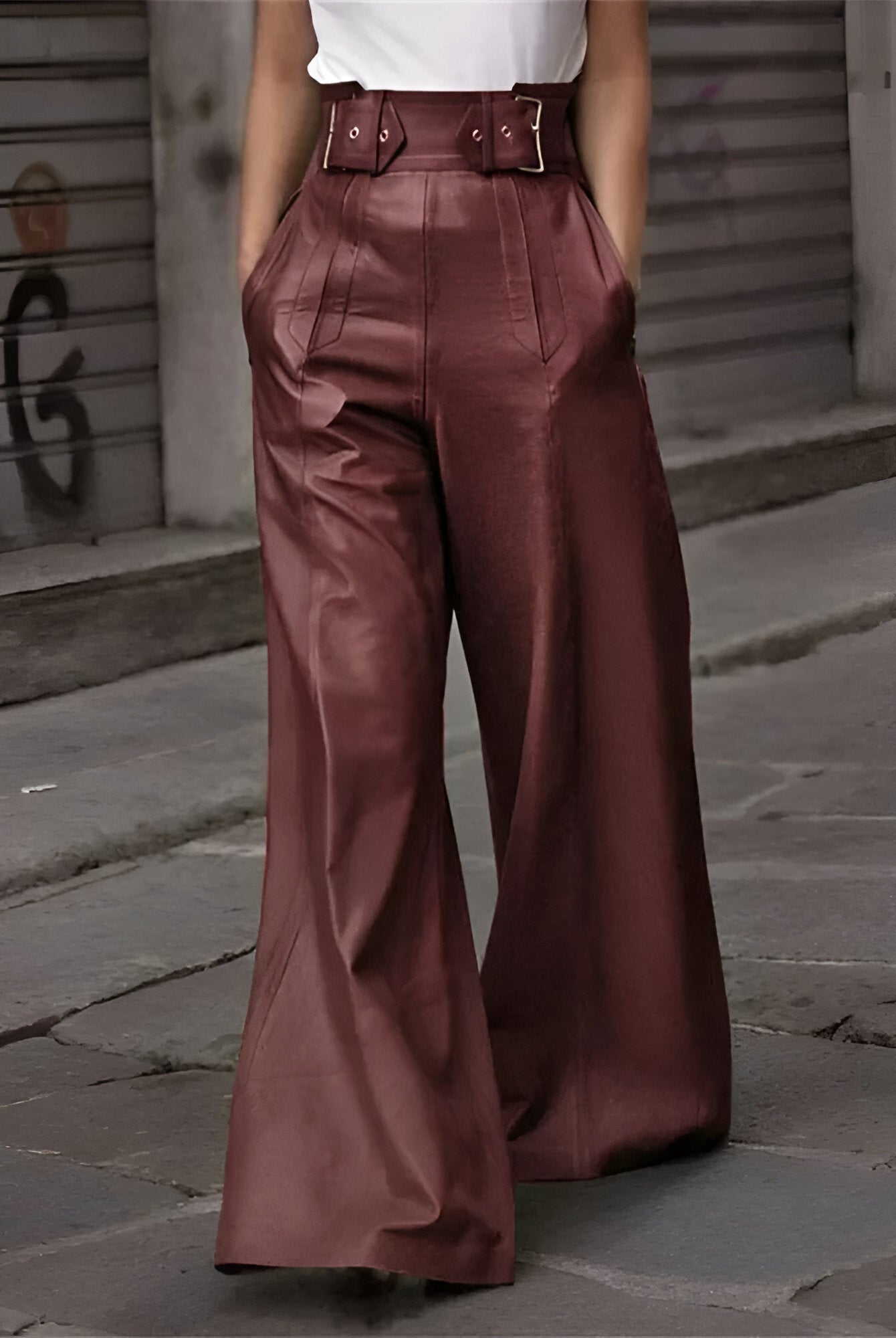 Victoria Lumina Wear black wide-leg trousers with relaxed fit, shown on a model, featuring a stylish and comfortable design.