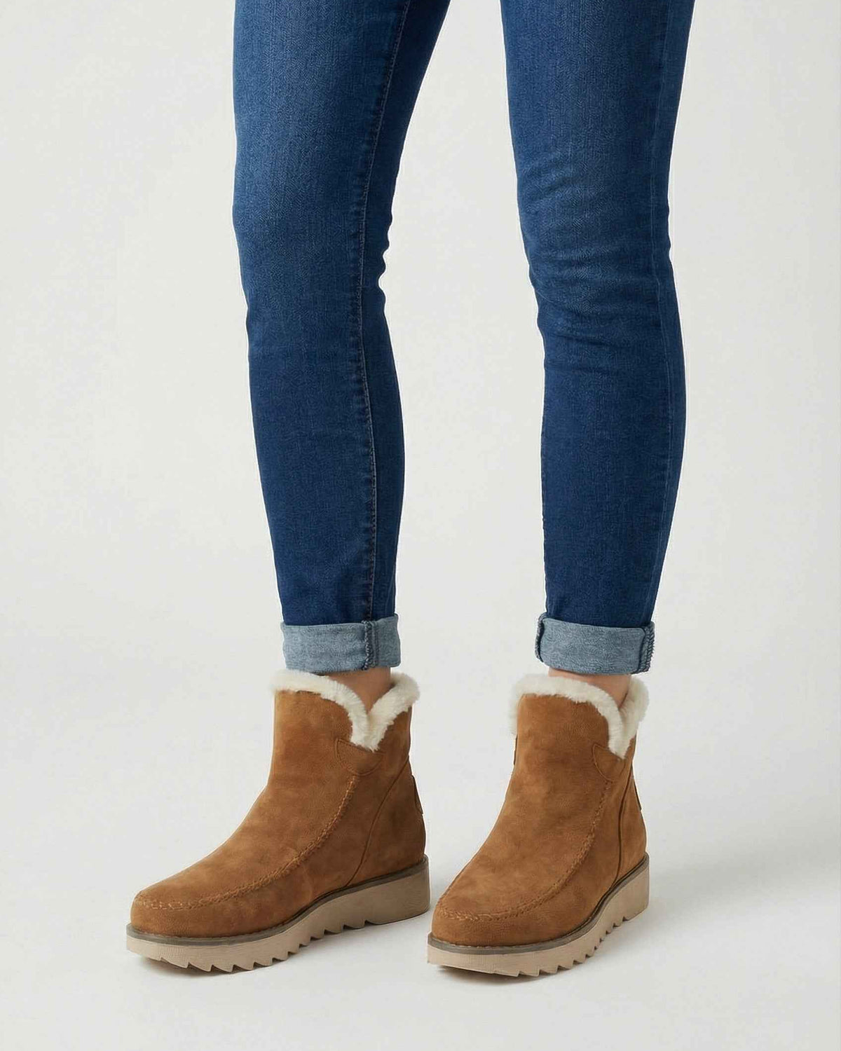 Victoria Lumina brown ankle boots with warm lining, stylish and comfortable, featuring a sleek design and low heel.