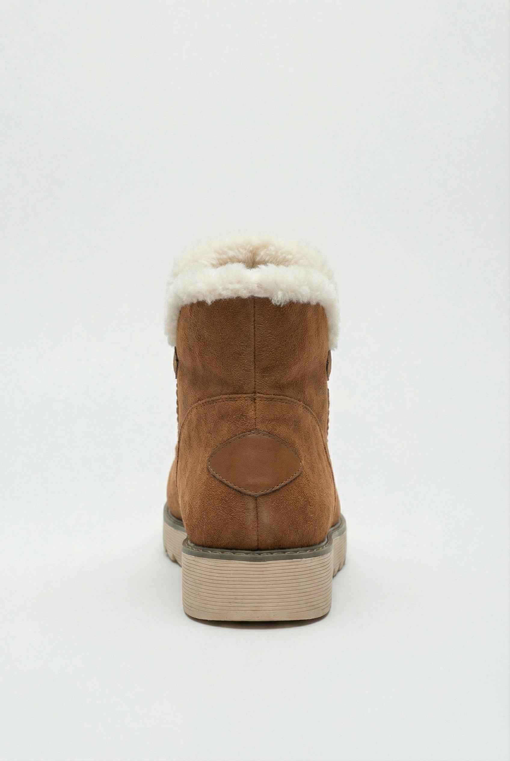 Victoria Lumina brown ankle boots with warm lining, stylish lace-up design, and low heel, perfect for cold weather.