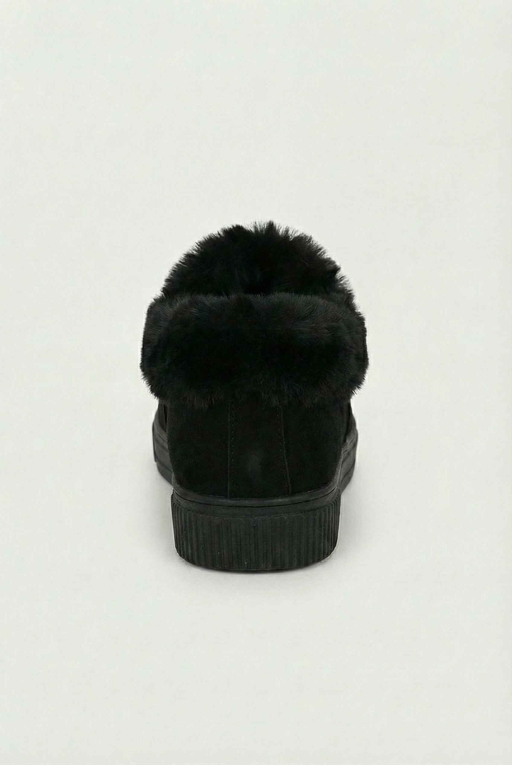 Victoria cozy black winter boots with warm lining by Lumina Wear, featuring a stylish design and sturdy soles for cold weather.