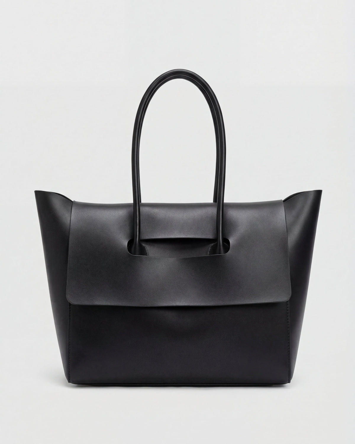 Lumina Wear Victoria black handbag with adjustable strap, stylish and elegant accessory for versatile everyday use.