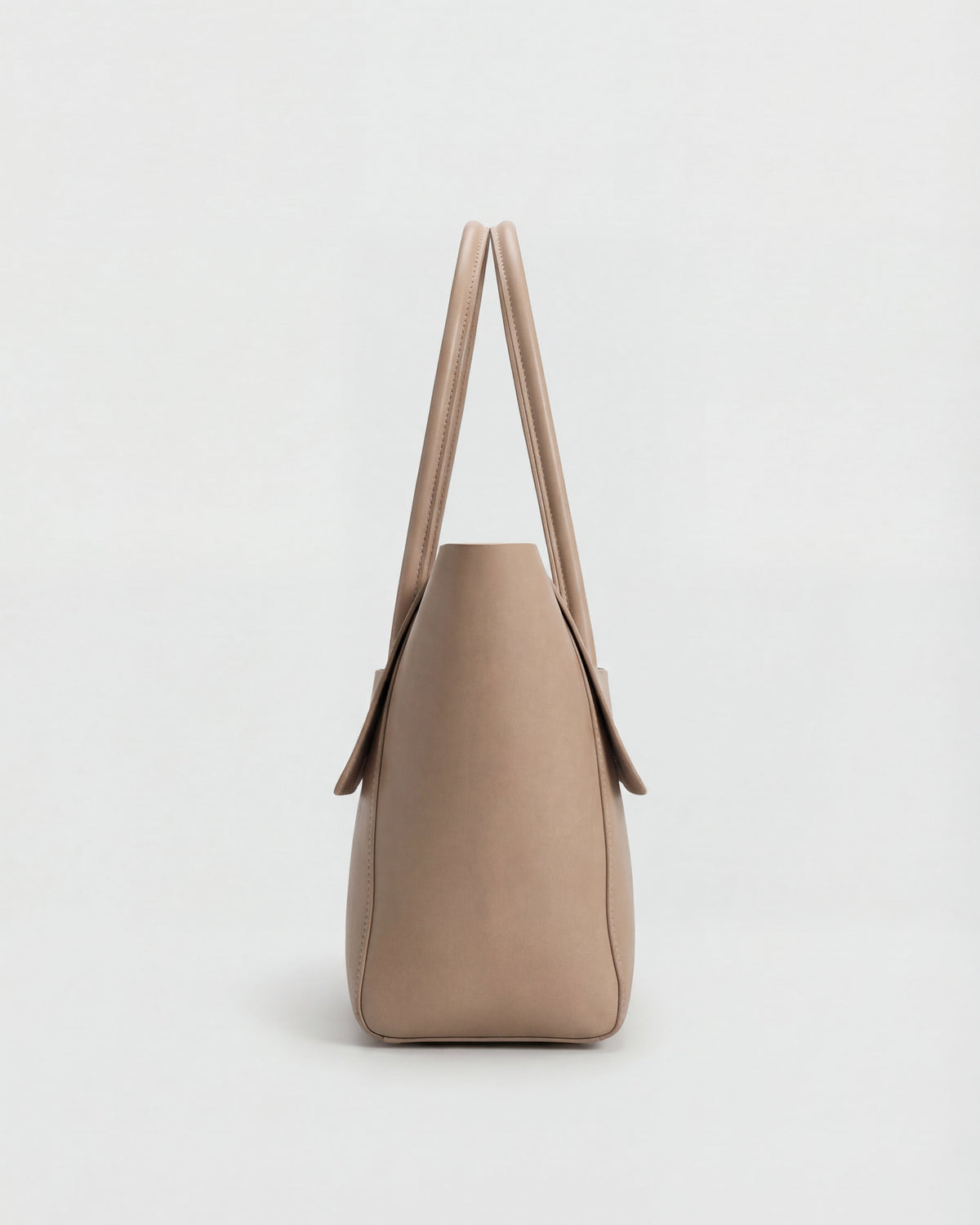 Elegant black Lumina Wear handbag with adjustable strap, featuring a sleek design and stylish handle for versatile use.
