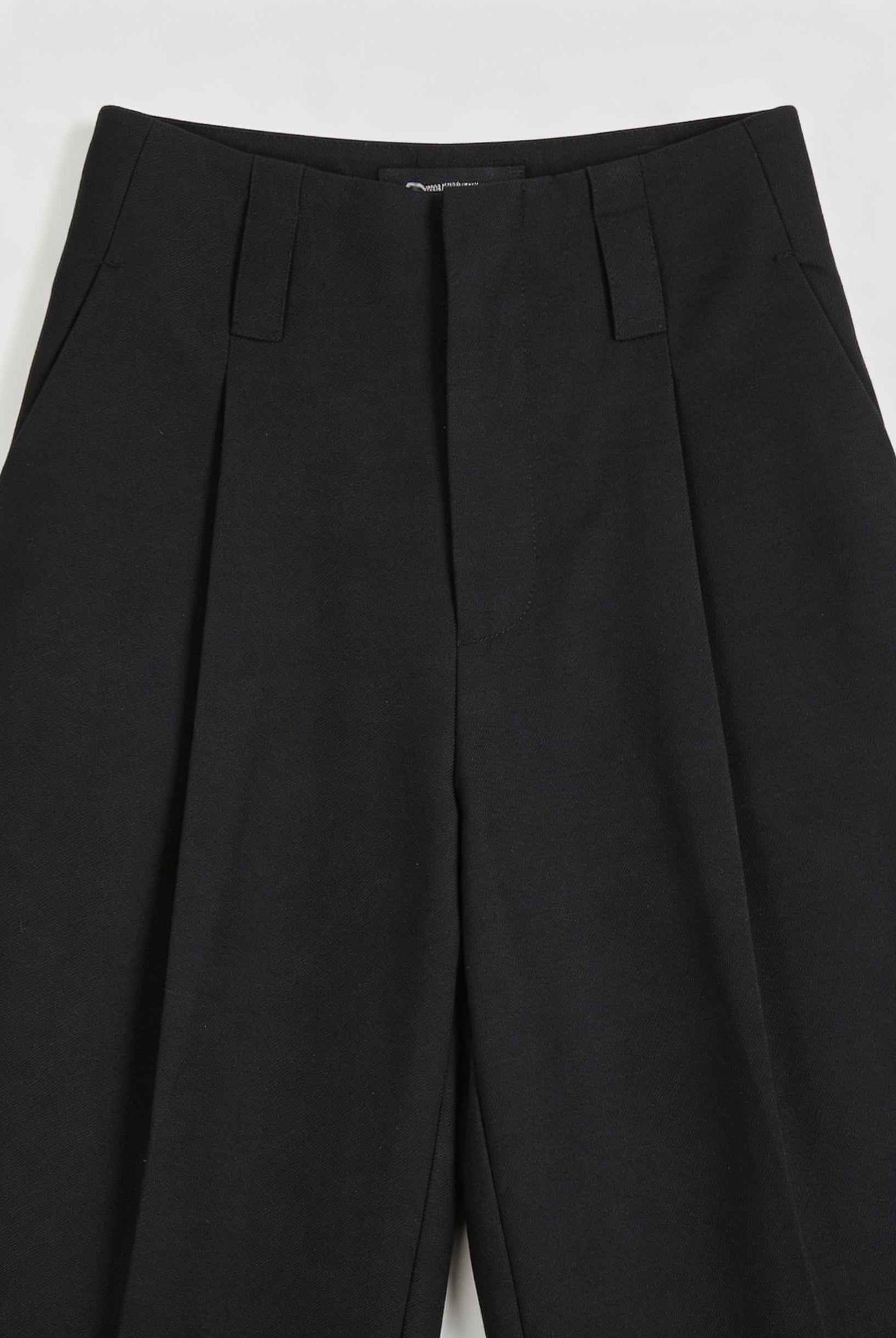 Women's black high-waisted trousers with pleats from Lumina Wear, featuring a sleek, elegant fit and tailored design.