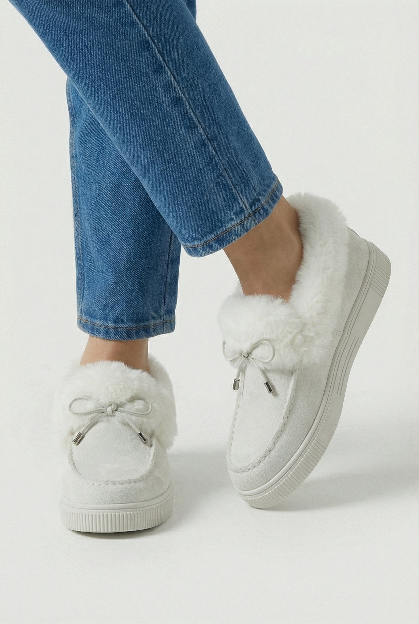 Victoria Lumina Wear insulated winter boots with cozy lining in white, stylish design, perfect for cold weather.