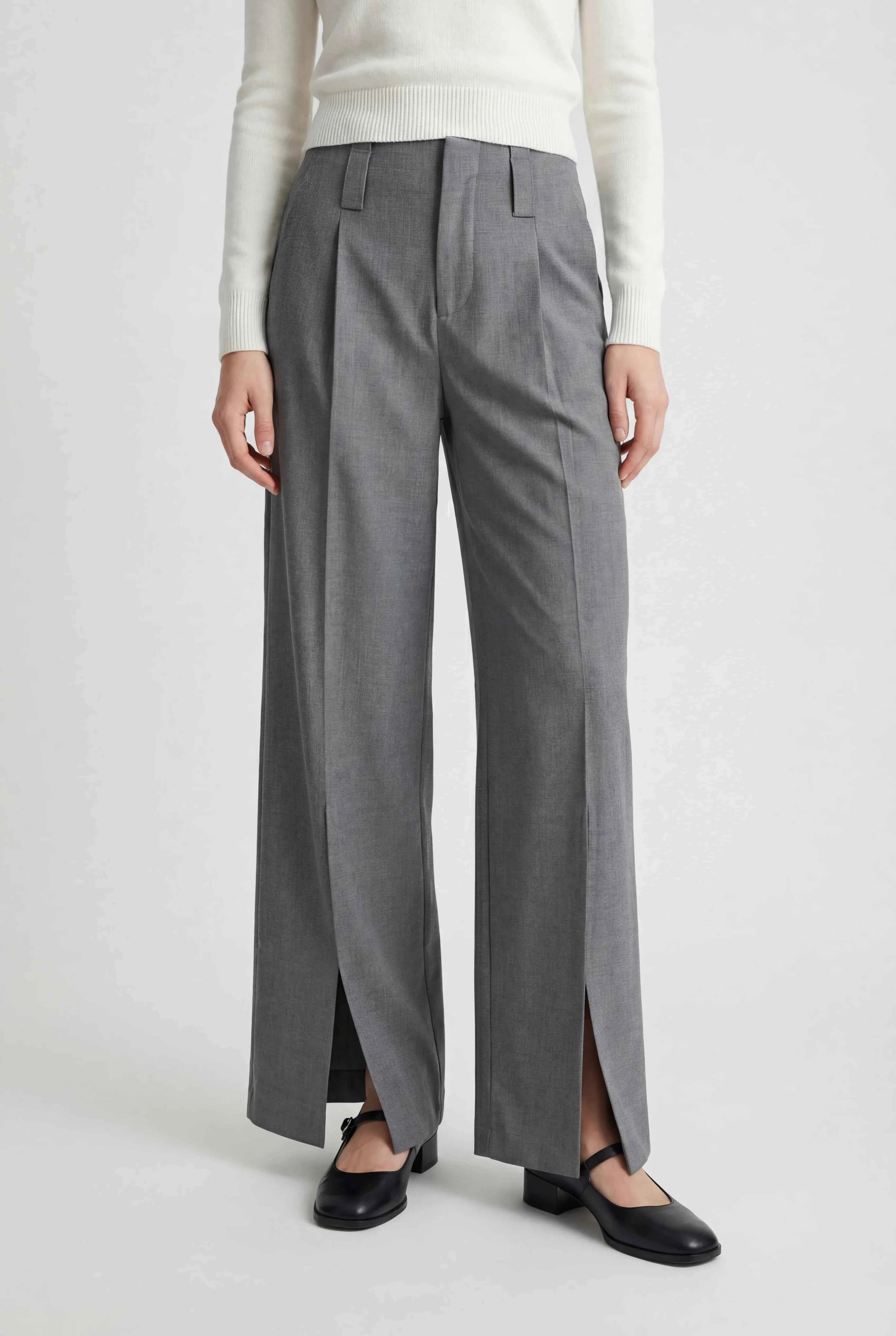Victoria Lumina Wear tailored gray pleated trousers with stretch for comfort, featuring a classic fit and stylish design.