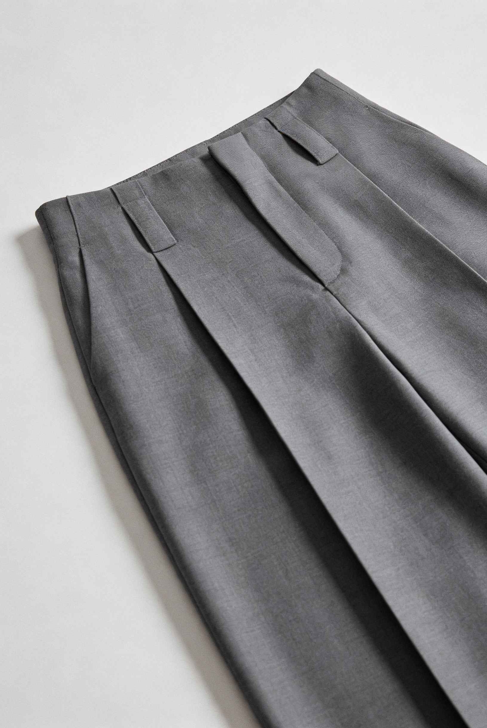 Victoria Lumina Wear tailored gray pleated trousers with stretch comfort, featuring a classic fit and stylish design.