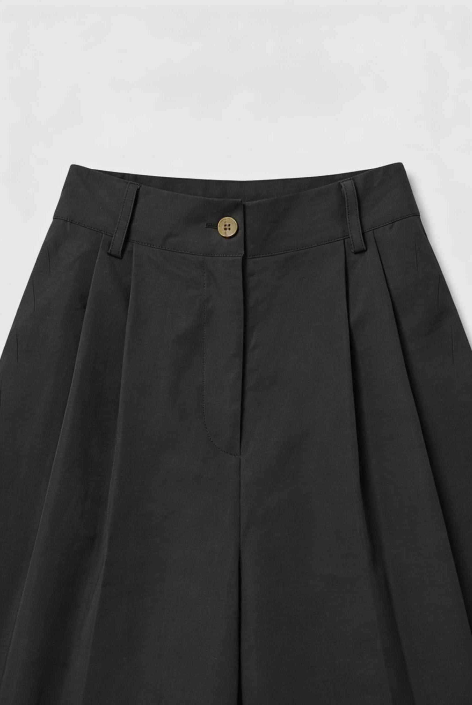 Victoria Lumina high-waisted black palazzo pants for women, tailored fit, wide-leg style, made of comfortable fabric.