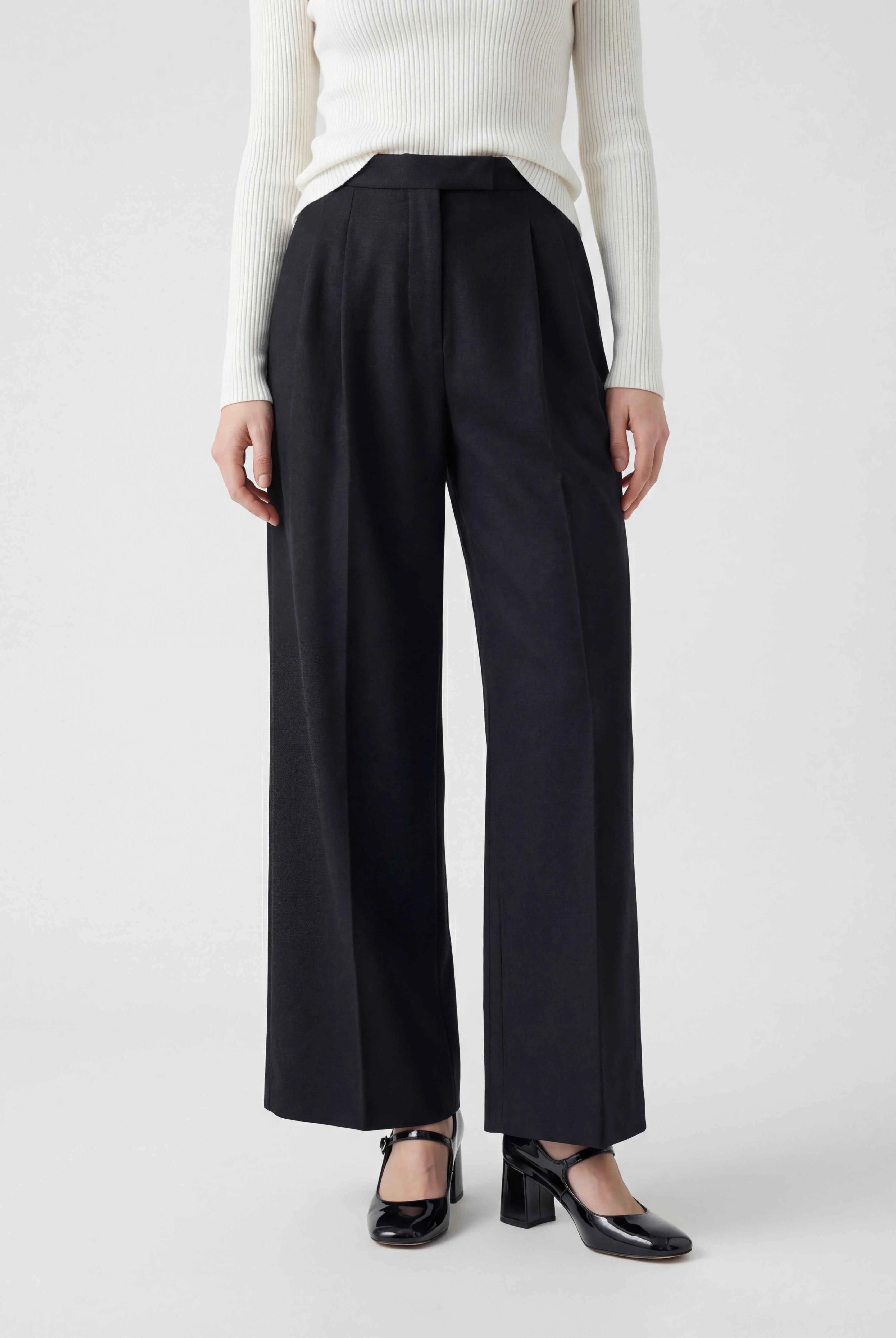 Victoria Lumina women's high-waisted black trousers with a tailored fit and comfortable design, shown on a model.