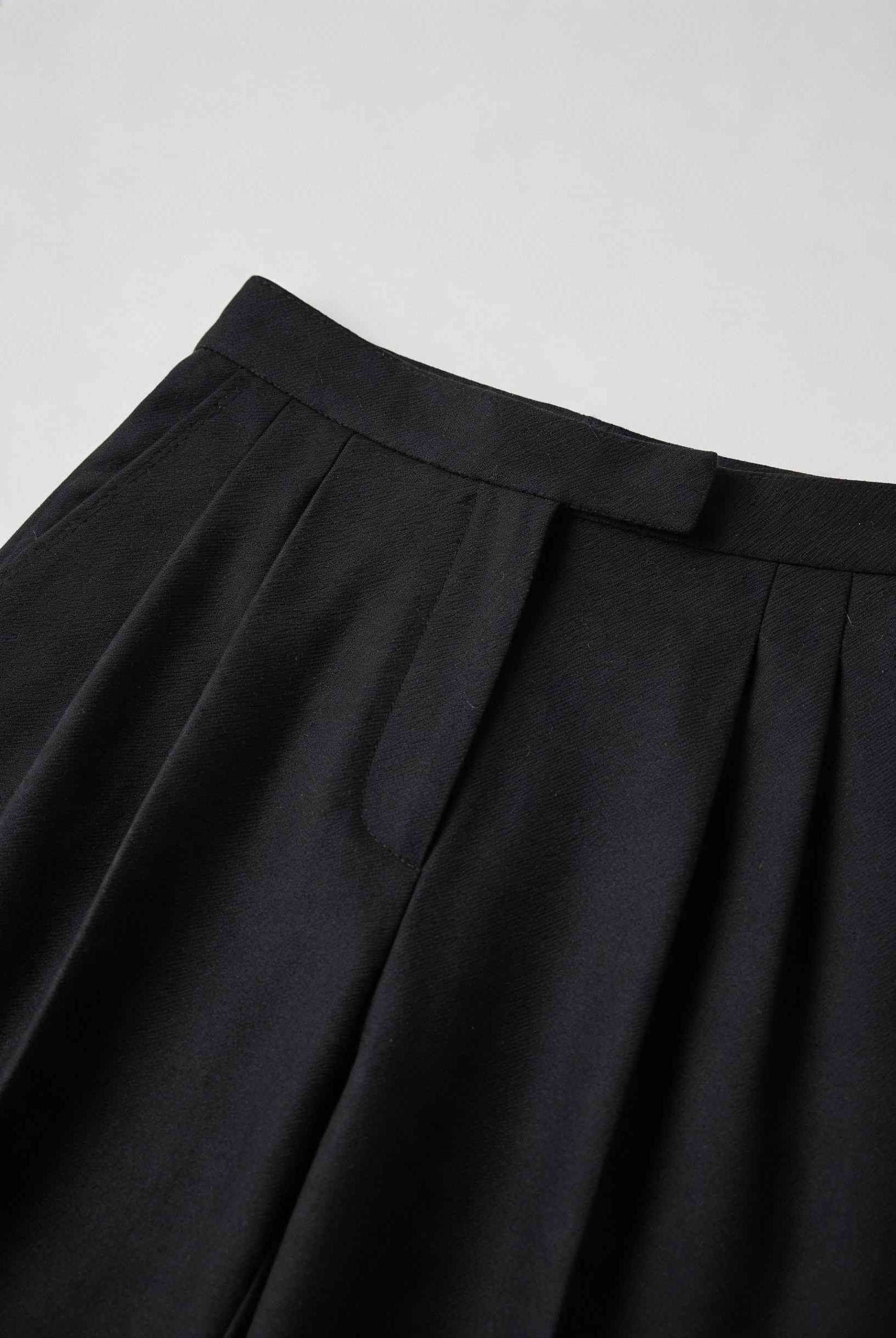 Victoria Lumina high-waisted black women's trousers with tailored fit and comfortable fabric, shown on a model.