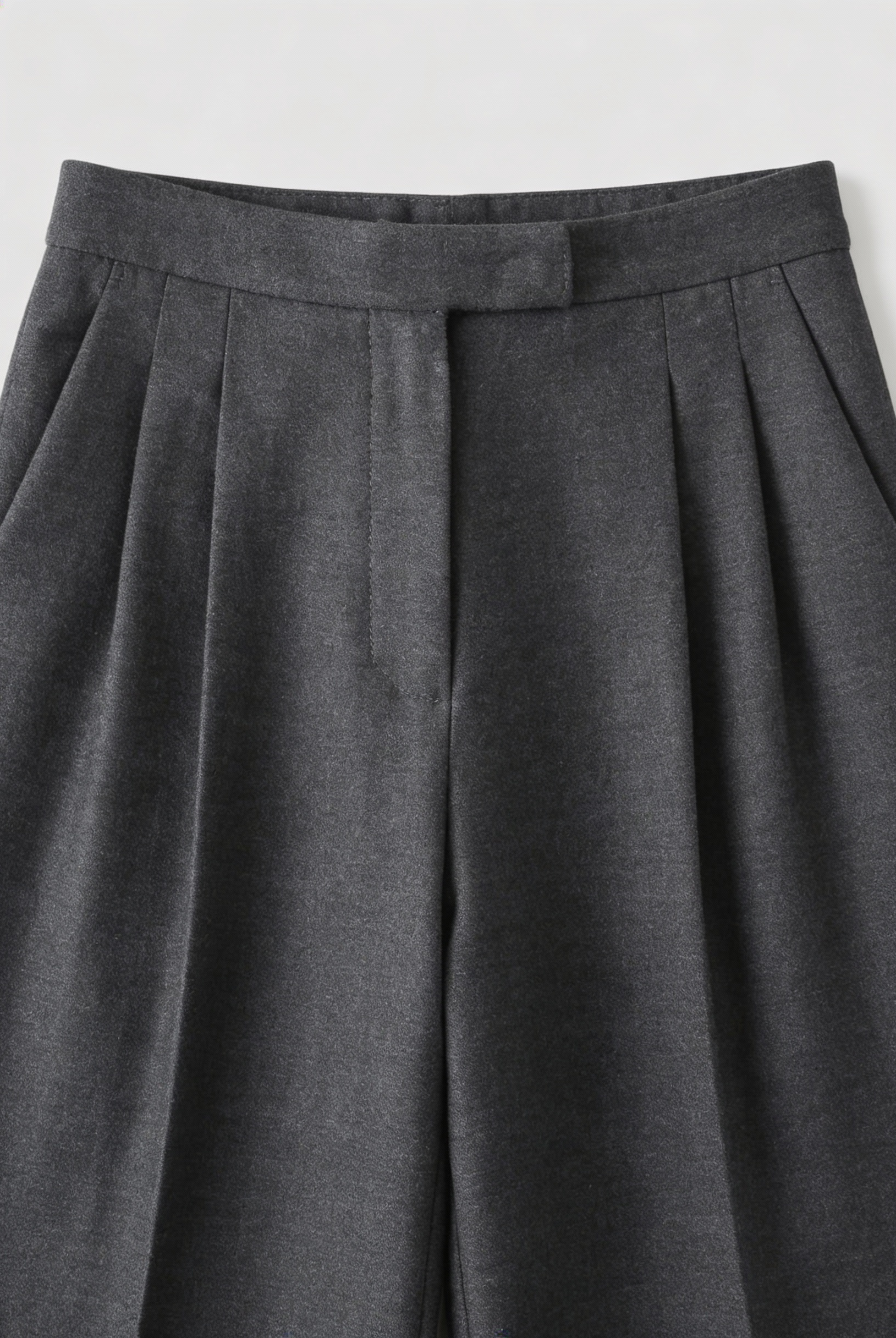 Victoria Lumina high-waisted gray trousers with tailored fit and elegant draping, shown on a model, in size XS.