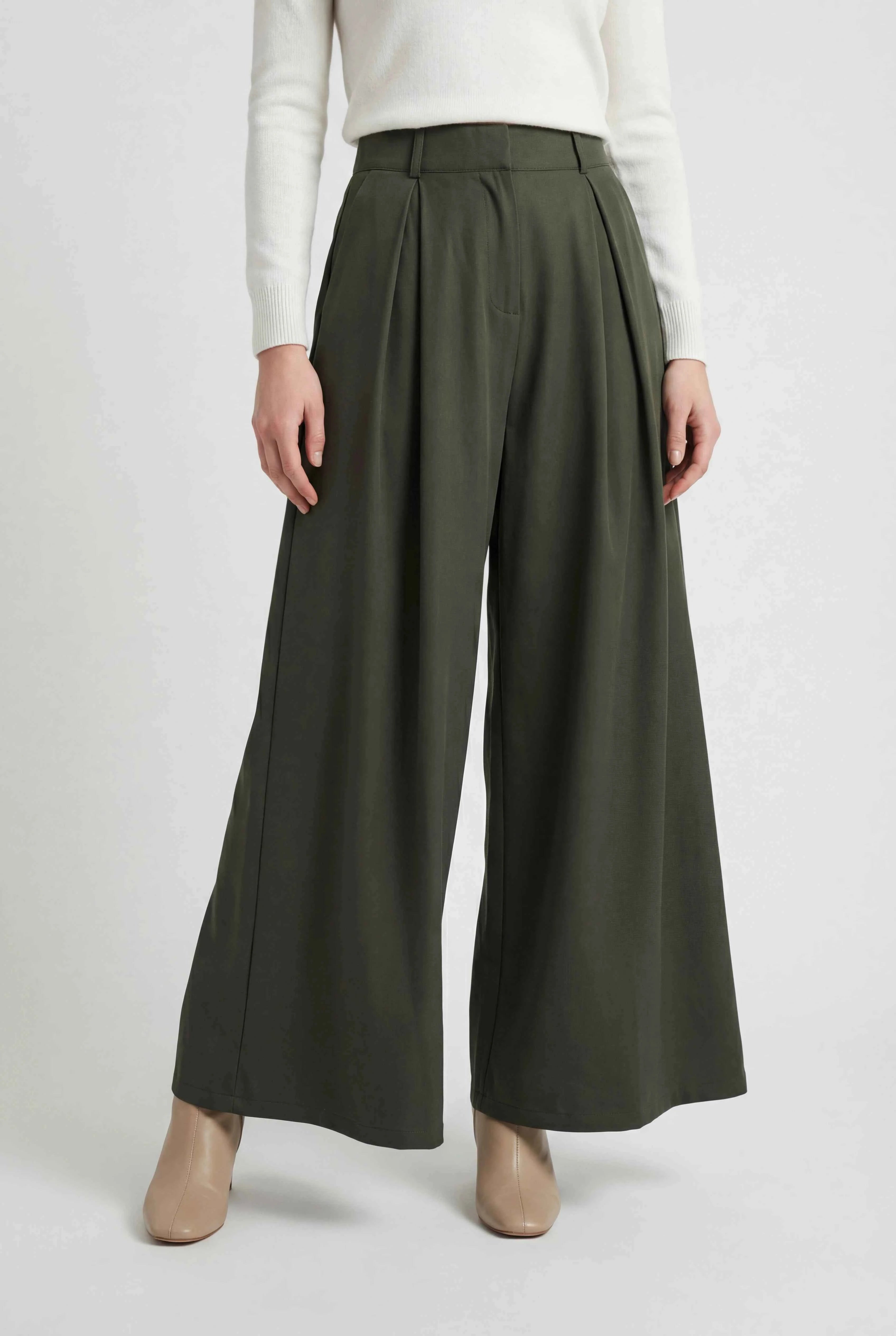 Victoria Lumina Wear high-waisted wide-leg trousers for women in army green, tailored for a stylish, comfortable fit.