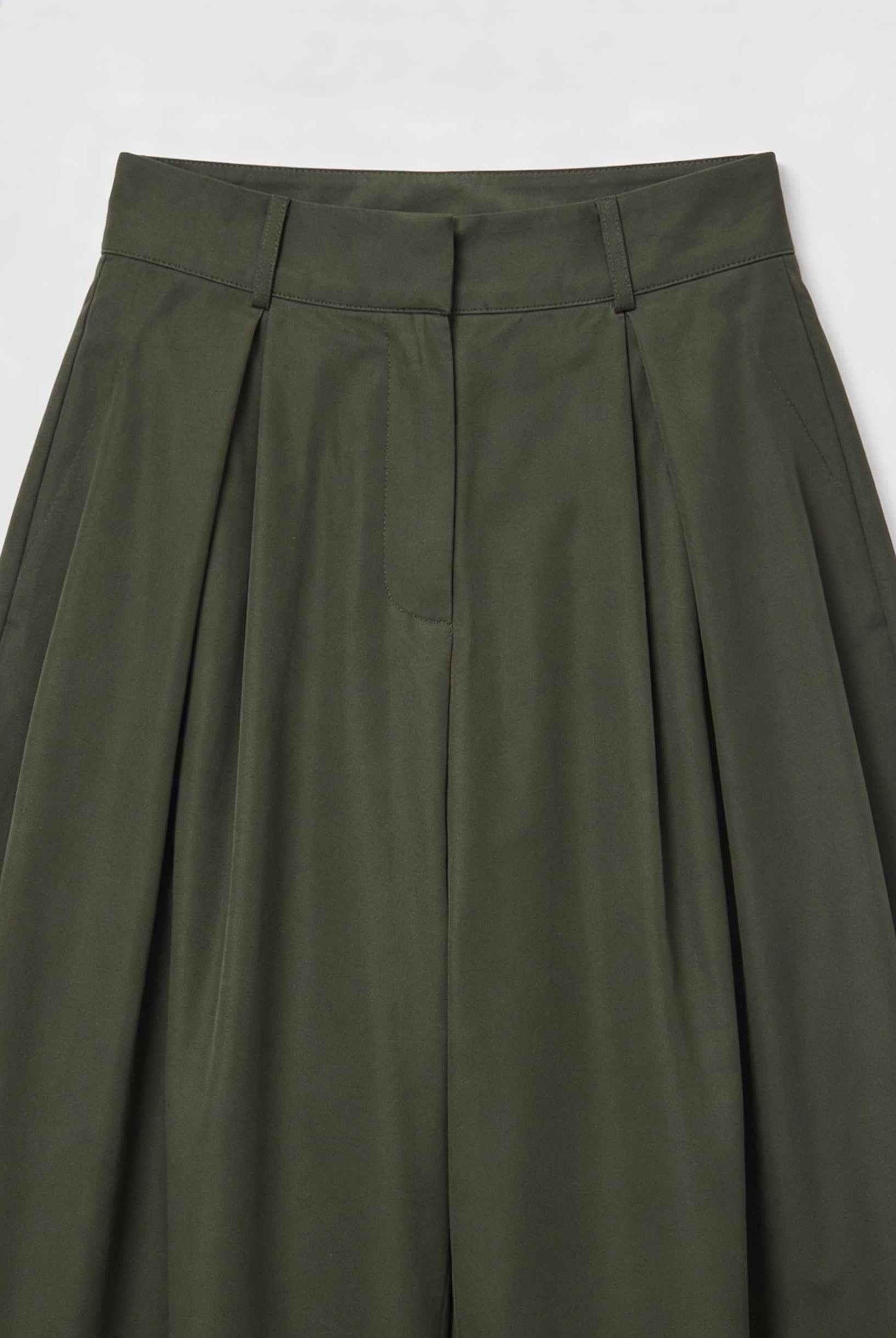 Victoria Lumina Wear high-waisted wide-leg trousers for women in army green, tailored fit and stylish for modern fashion.