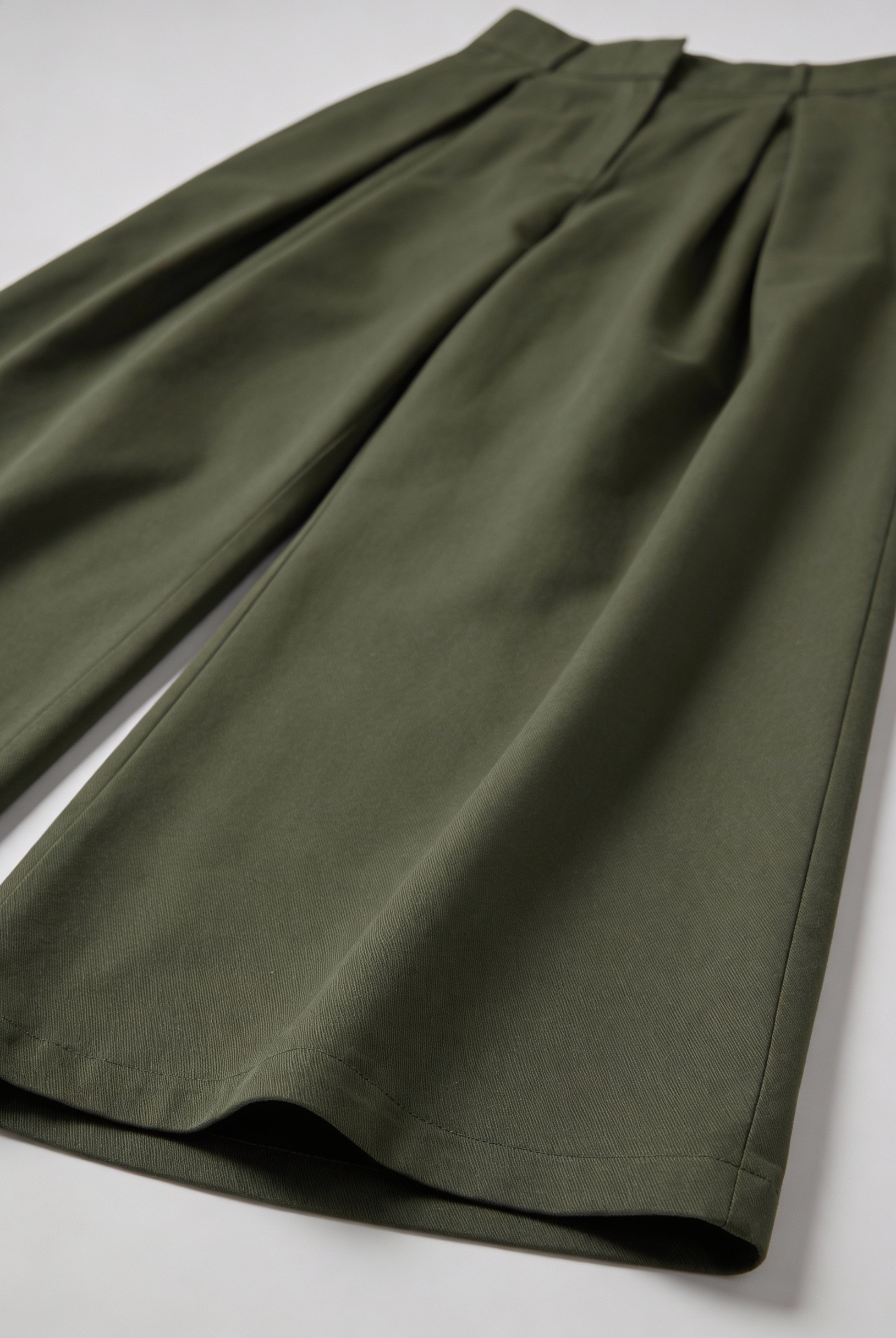 Victoria Lumina high-waisted wide-leg trousers for women, army green tailored trousers with a relaxed fit.
