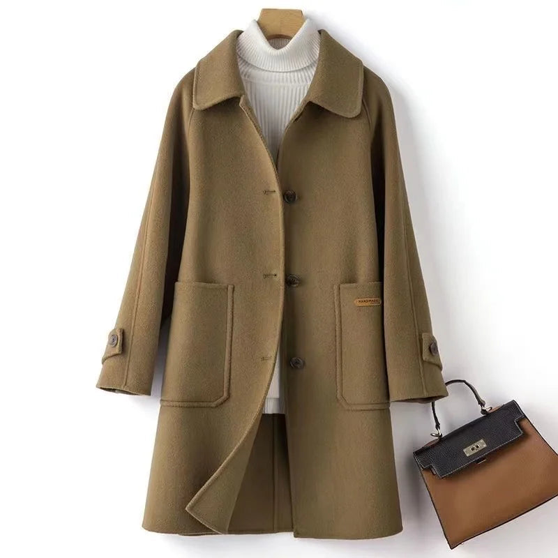Victoria Lumina warm winter coat with front pockets, featuring a classic design and cozy insulation for cold weather.