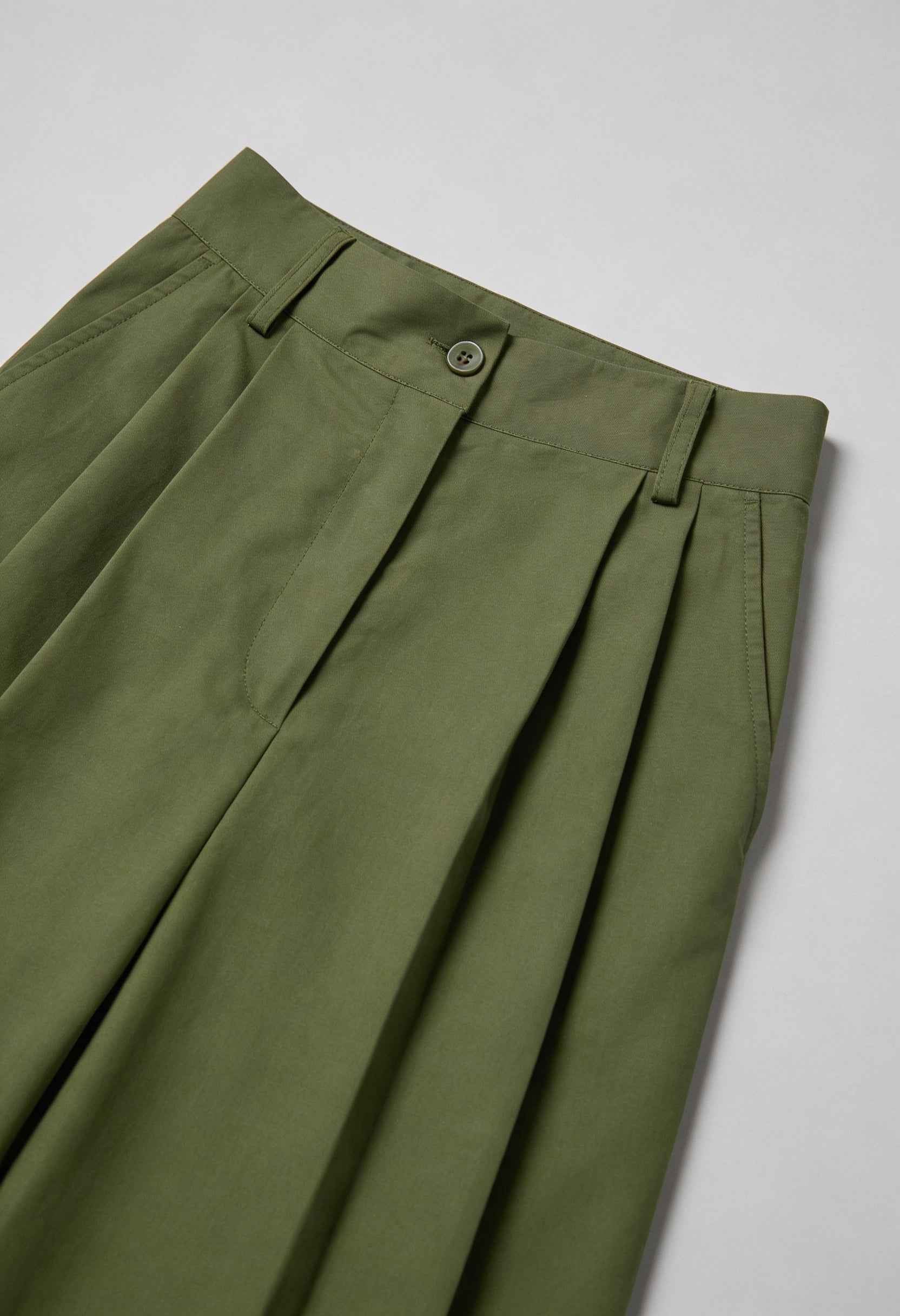 Isabella Lumina green flowy palazzo pants with stretch fabric, wide-leg style, casual and comfortable for women.