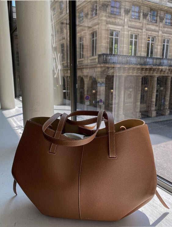 Brown oversized vintage handbag by Lumina Wear, featuring versatile straps and classic design for stylish everyday use.