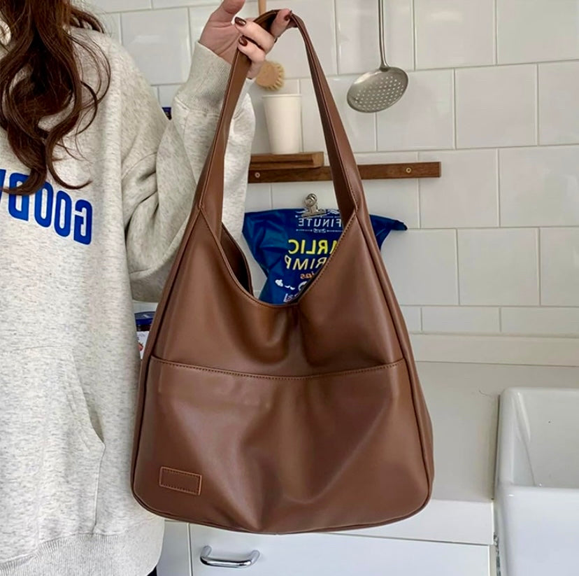 Black Maya Lumina shoulder bag with spacious design and chic vegan leather, featuring a stylish and practical handbag for everyday use.