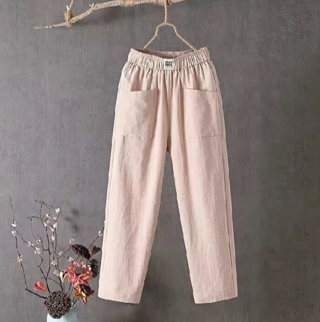 Victoria Lumina white casual trousers with elastic waistband, featuring a relaxed fit and side pockets, perfect for everyday wear.