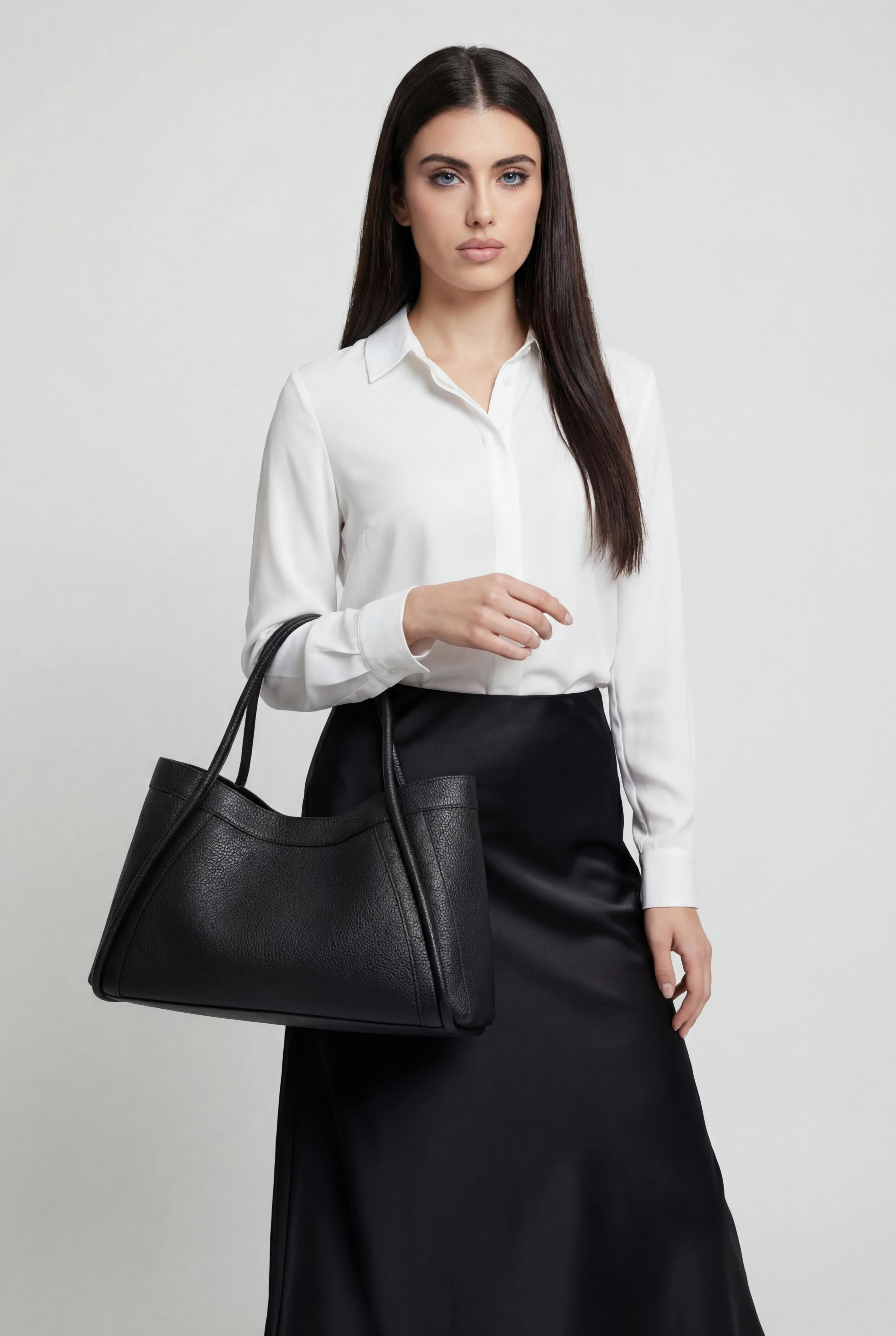 Lumina Wear Victoria black tote bag with spacious pockets, stylish handbag made for everyday use and versatile fashion.