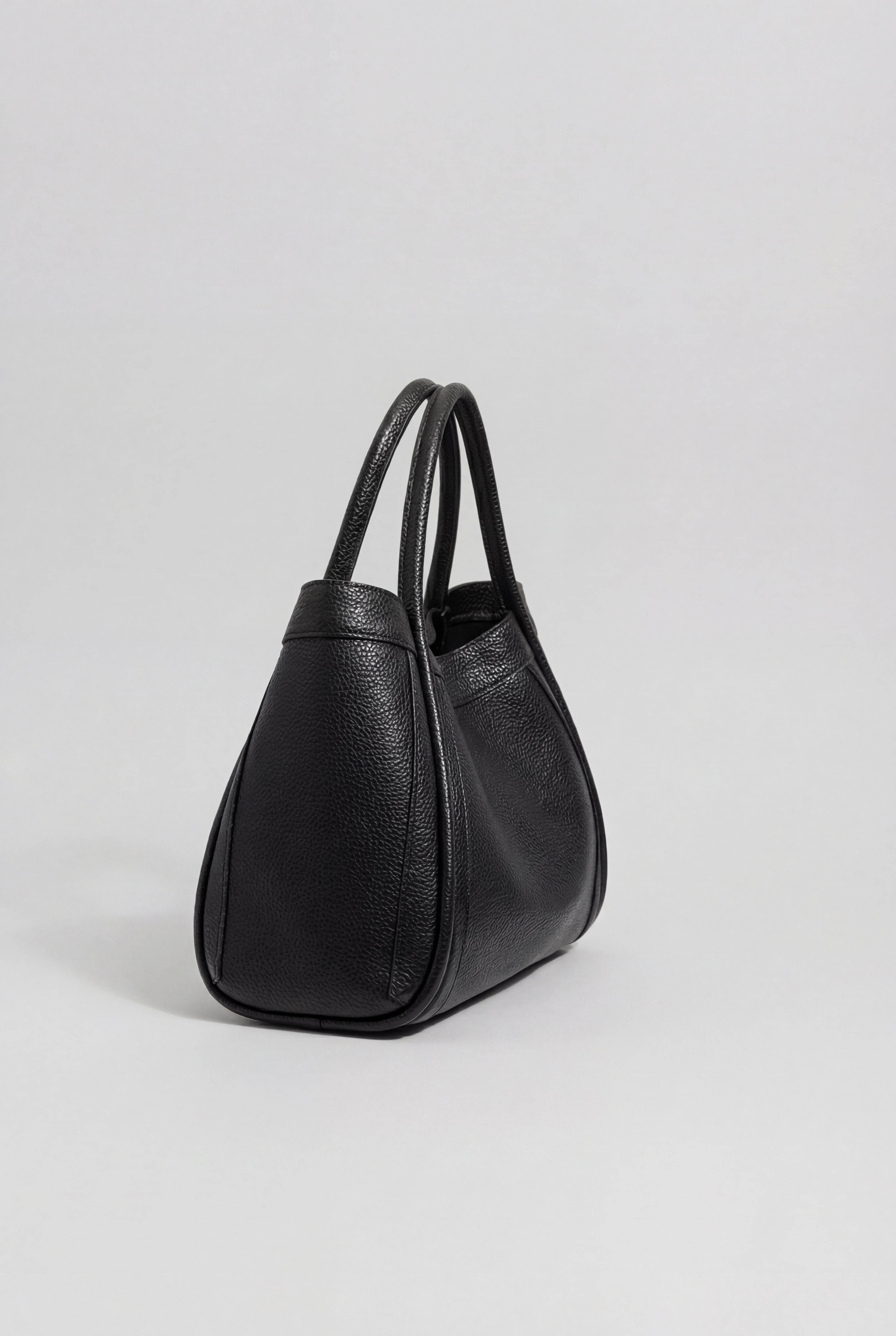 Lumina Wear Victoria black tote bag with spacious pockets, stylish and functional handbag for everyday use.