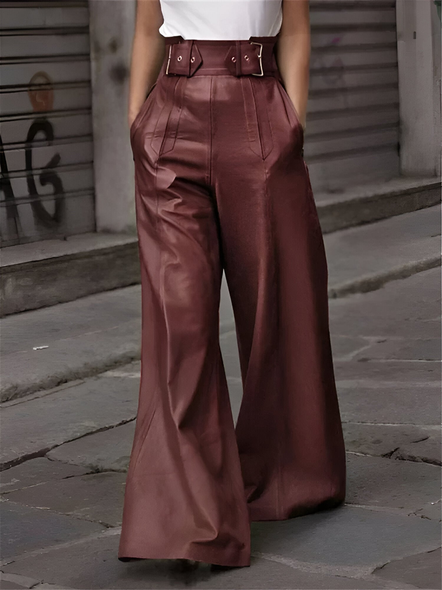 Victoria Lumina Wear black wide-leg trousers with relaxed fit, shown on a model, featuring a stylish and comfortable design.