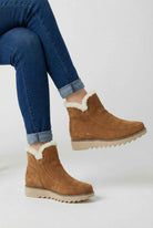 Lumina Wear Victoria chic brown ankle boots with warm lining, stylish footwear for cold weather, featuring a sleek ankle-high design.