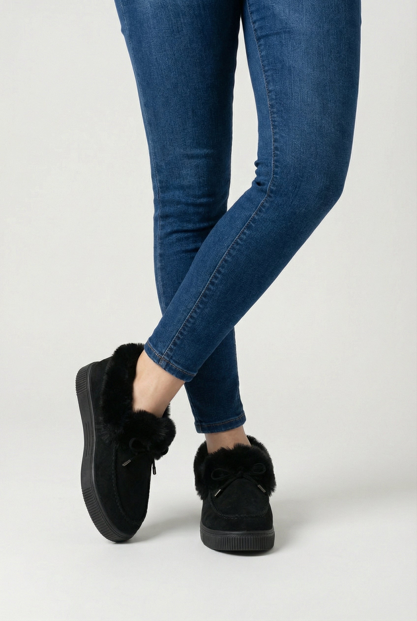 Lumina Wear Victoria cozy black winter boots with warm lining for women, stylish and insulated for cold weather comfort.