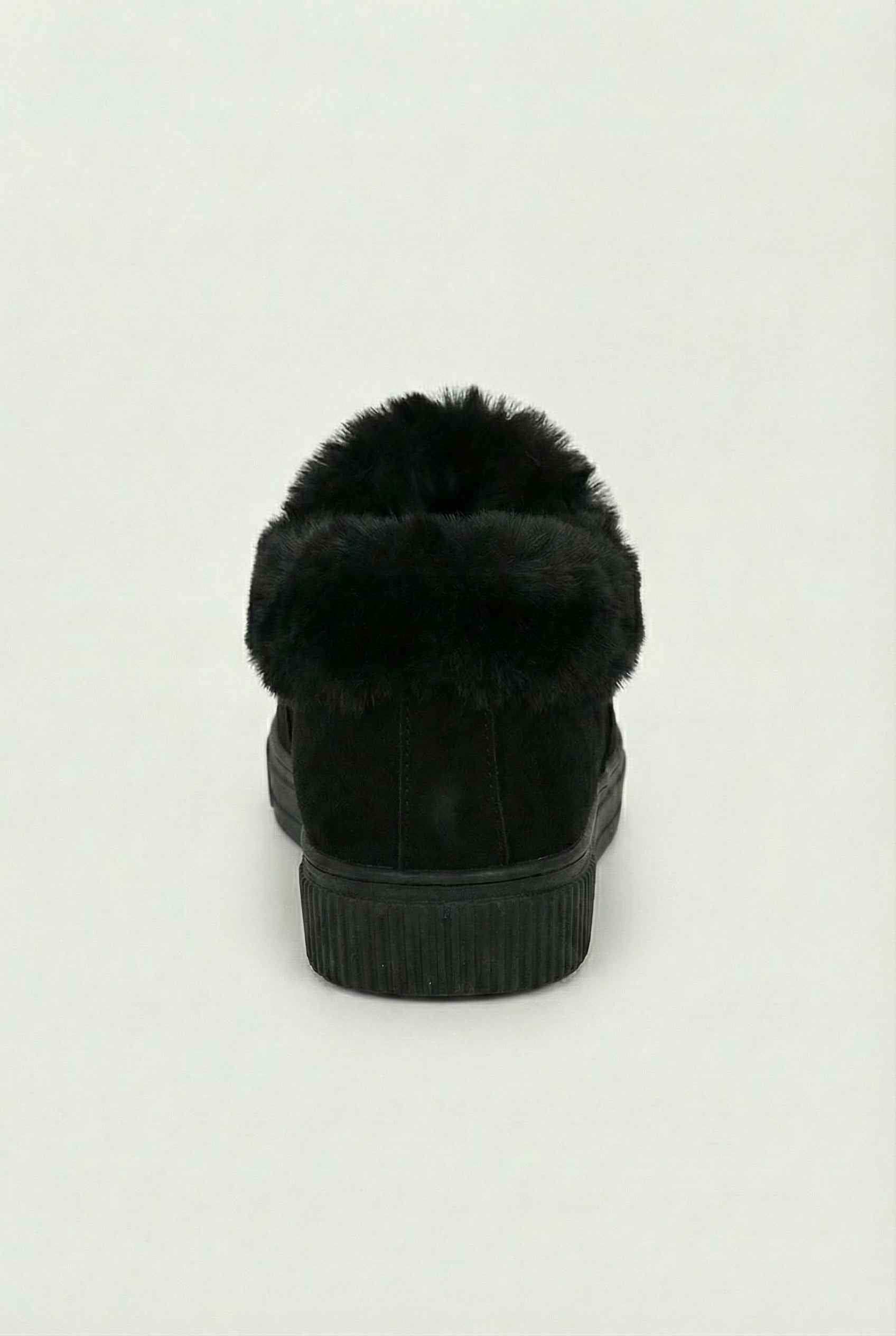 Victoria cozy black winter boots with warm lining by Lumina Wear, featuring a stylish design and sturdy soles for cold weather.