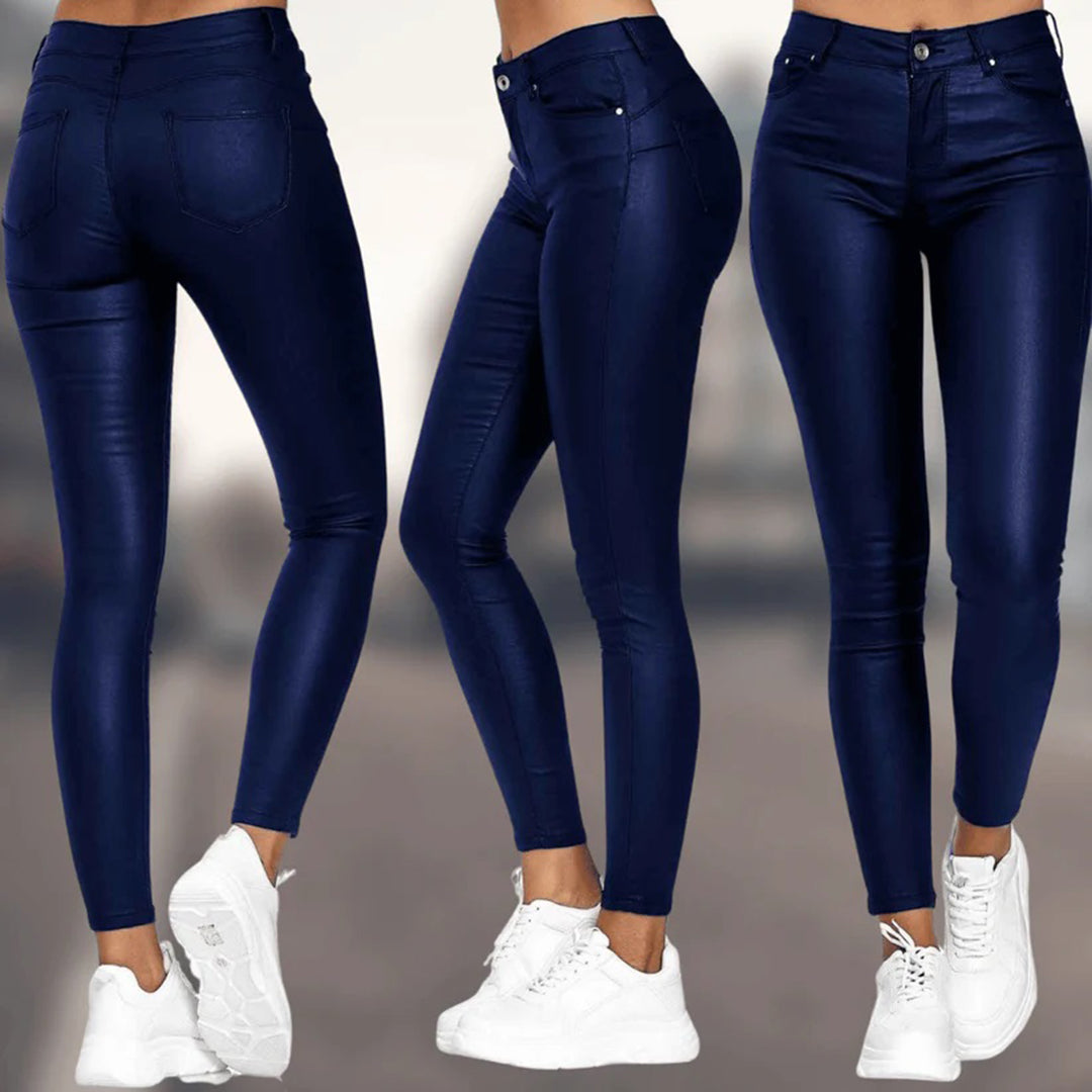 Lumina Wear Victoria black trousers with a comfortable fit, stylish women's pants for everyday wear.