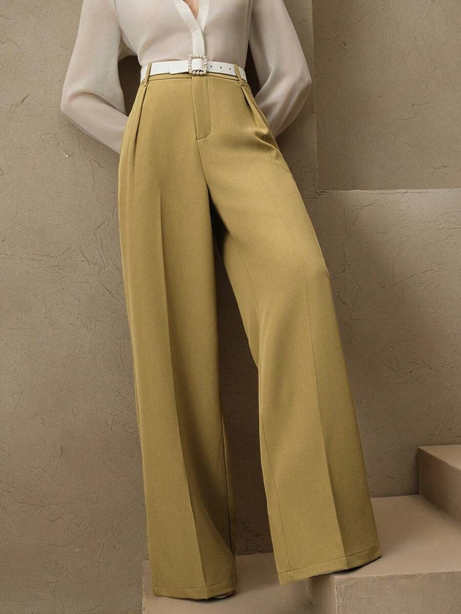 Black Victoria Lumina Wear high waist wide-leg trousers, stylish and elegant, shown on a model.