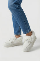 Victoria Lumina insulated winter boots with cozy lining, stylish white winter footwear for cold weather, size 35.