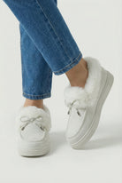 Victoria Lumina Wear insulated winter boots with cozy lining in white, stylish design, perfect for cold weather.